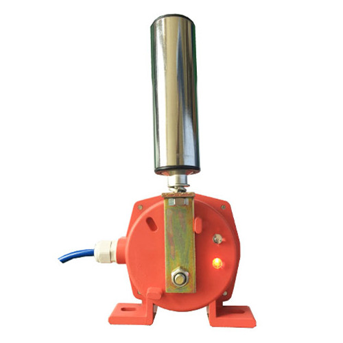 HFKPT1-20-35輸送機(jī)工業(yè)開關(guān)，輸送機(jī)在運(yùn)行中，當(dāng)皮帶跑偏且與開關(guān)立輥接觸時(shí)，立輥?zhàn)赞D(zhuǎn)，若跑偏量繼續(xù)加大，則擠壓立輥發(fā)生偏移。一級開關(guān)信號(hào)用于報(bào)警，如果將此信號(hào)與跑調(diào)整裝置相接，即可實(shí)現(xiàn)不停機(jī)狀態(tài)下的跑偏自動(dòng)調(diào)整。二級兩級跑偏開關(guān)信號(hào)用于停機(jī)，將此信號(hào)接至控制線路中，即可實(shí)現(xiàn)重度跑偏狀態(tài)下的自動(dòng)停機(jī)。當(dāng)故障排除后，膠帶離開立輥正常運(yùn)轉(zhuǎn)時(shí)，立輥可自動(dòng)復(fù)位。，
兩級跑偏開關(guān)安裝和調(diào)整
1.跑偏開關(guān)設(shè)在輸送帶兩側(cè)，立輥應(yīng)與輸送帶邊平面垂直，并使輸送帶兩邊位于立輥高度1/3處。
2.跑偏開關(guān)立輥與輸送帶正常位置的間距宜為50～100mm。
3.跑偏開關(guān)數(shù)量應(yīng)根據(jù)輸送機(jī)長度、類型及布置情況進(jìn)行確定。兩級跑偏開關(guān)一般應(yīng)在輸送機(jī)頭部、尾部、凸弧段、凹弧段和在輸送機(jī)中間位置進(jìn)行設(shè)置。（注：當(dāng)輸送機(jī)較長時(shí)，在輸送機(jī)中間位置可每隔30～35米設(shè)1對）
4.跑偏開關(guān)應(yīng)通過安裝支架與輸送機(jī)中間架連接，開關(guān)支架應(yīng)在輸送機(jī)安裝完成后與輸送機(jī)機(jī)架焊接，跑偏開關(guān)與跑偏開關(guān)支架用螺栓固定。，跑偏控制器