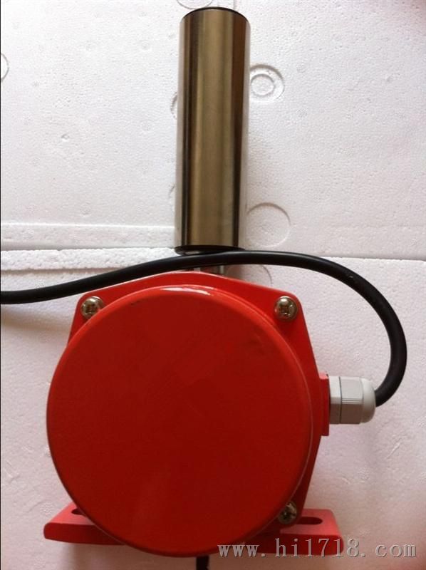 兩級跑偏開關XLLP-1，
兩級跑偏開關工作原理
兩級跑偏開關安裝在皮帶輸送機兩側、距離皮帶機首尾端部1~3m的地方。當皮帶跑偏時，皮帶邊緣壓向檔輪，迫使檔輪偏轉，使限位開關動作。為減少檔輪與皮帶的摩擦，檔輪的本體是由軸承制作的。
當發生輕微跑偏事故時（15°），兩級跑偏開關的第一組觸點動作，發出事故預告信號。
當發生嚴重跑偏事故時（30°），兩級跑偏開關的第二組觸點動作，可使輸送機自動停車。，二極防偏開關（圖）