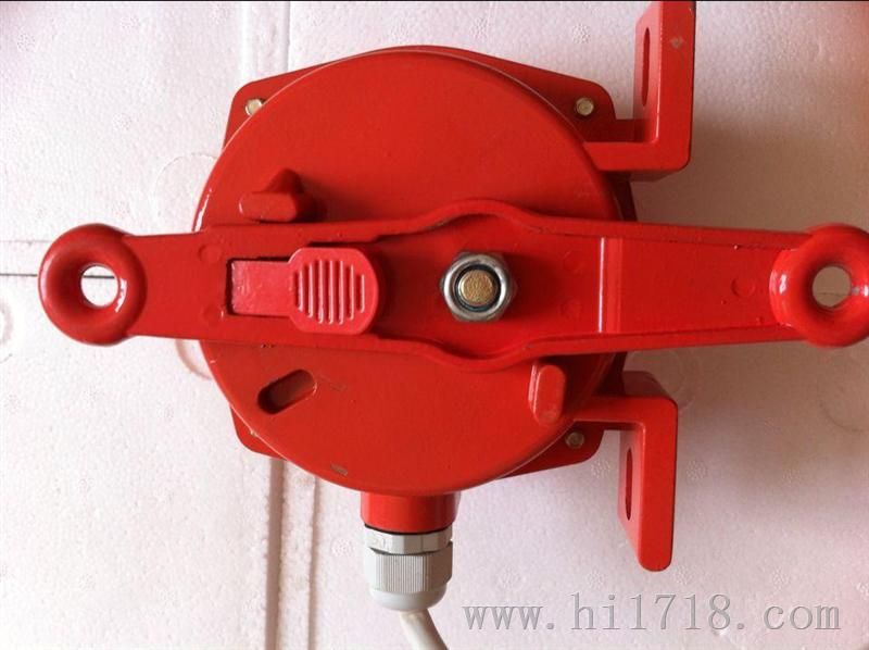 HFKLT2-S，雙向拉繩開關，優質供應商，產品特征：雙向拉繩開關采用鋁合金精密鑄造殼體，強度高、重量輕。外殼防護達到IP67,可在惡劣環境中工作。受權用進口微動開關觸點容量大、動作靈敏、可靠。拉繩開關主要用于帶式傳送機安全保護及防止膠帶對周邊人員造成傷害，雙向拉繩開關如下：1緊急停機：當膠帶機在運行過程中出現異常情況時，只要拉一下就近的停機線纜就可以將膠帶機下來，避免人身或設備事故的發生。2 雙向拉繩開關禁置啟動：當維修人員沒有撒離或淌存其他異常情況時，只要將拉繩開關鎖定在停機位置，就不用擔心膠帶機被誤啟動，檢修人員的安全也就有了保證。雙向拉繩開關產品使用于電力、煤礦、建材、碼頭冶金等行業，專門從事散料輸送的帶式輸送機。，廠家