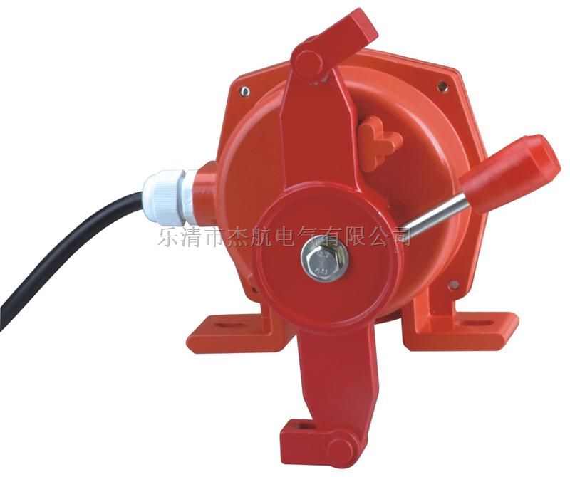 皮帶拉繩開關DLK-II，
我們來看看拉繩開關是怎么工作的吧。拉繩開關是由拉桿，復位柄，凸輪，微動開關以及鎖槽組成的，雙向拉繩開關它的工作也是這幾個部分一起運作才能夠完成的。拉繩開關是安裝在皮帶輸送機的兩側的機架上面，然后使用鋼絲繩沿著輸送機的兩側將開關進行一個連接，雙向拉繩開關當工作中的輸送機設備要發生緊急事故的時候，在現場的人就拉動鋼絲繩，這個時候鋼絲繩就牽動驅動臂旋轉，通過傳動軸帶動扭力彈簧使得精密的凸輪發生移位，然后驅動開關切斷機器的控制線，通過這一系列的動作雙向拉繩開關讓在工作的機器停止下來，保護人身安全。，雙向拉繩開關