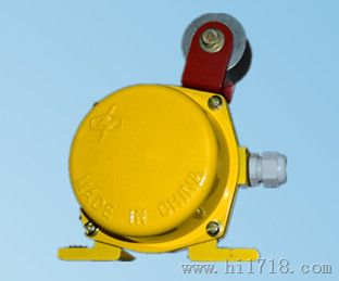 JDK-2料流檢測器（開關），LLJ-A、LLJ-B型料流檢測器采用微動開關，輸出狀態設有常閉節點二個，常開節點二個。用戶可根據需要進行安裝，適用于不同的角度檢測。當膠帶運輸機空載運動時，觸板于靜止狀態，并垂直于膠帶面。當膠帶機有載時(包括逆向)，該機的觸板被物料推動而偏轉。當轉角度大干20’時，檢測器行程開關轉換。用戶可將其接至控制室內，以便檢測輸送機現場的輸送狀態，也可將其與自動灑水裝置配套使用，實現有料時自動灑水功能。配置地址編碼終端器，可實現料流數據信號遠距離控制管理。LLJ-A料流開關適用于煤礦、碼頭，電力、冶金建材，化工等行業輸送散料用帶式輸送機。，性能穩定持久